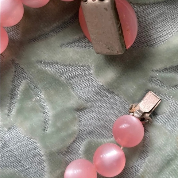 Vintage pink choker with matching vintage clip on earrings - Picture 2 of 3